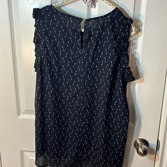 Torrid Size 0X Arrow Pattern Black Blouse - Picture 5 of 5